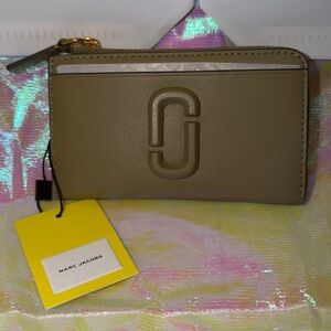 NWT Marc Jacobs The J Marc Top Zip Multi Wallet in Light Moss